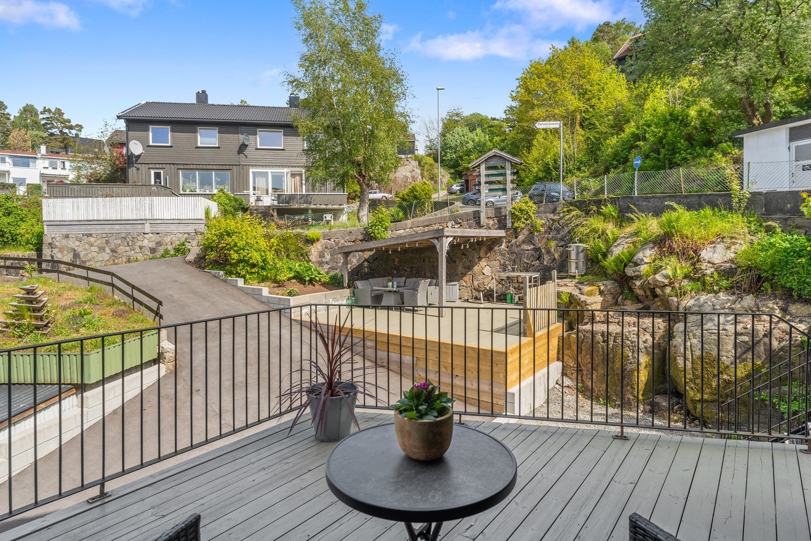 Oversikt til innkjørsel og terrasse. Galleribilde