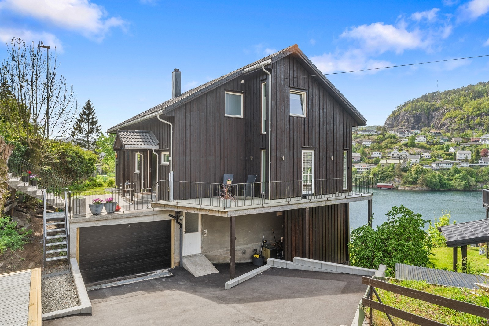 Asfaltert gårdsrom med plass til parkering. Varmekabler i nedkjørsel. Galleribilde