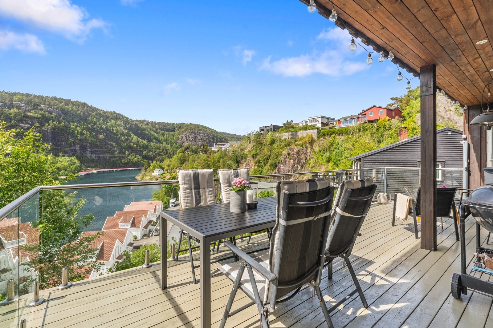 Altan med glassrekkverk. Galleribilde