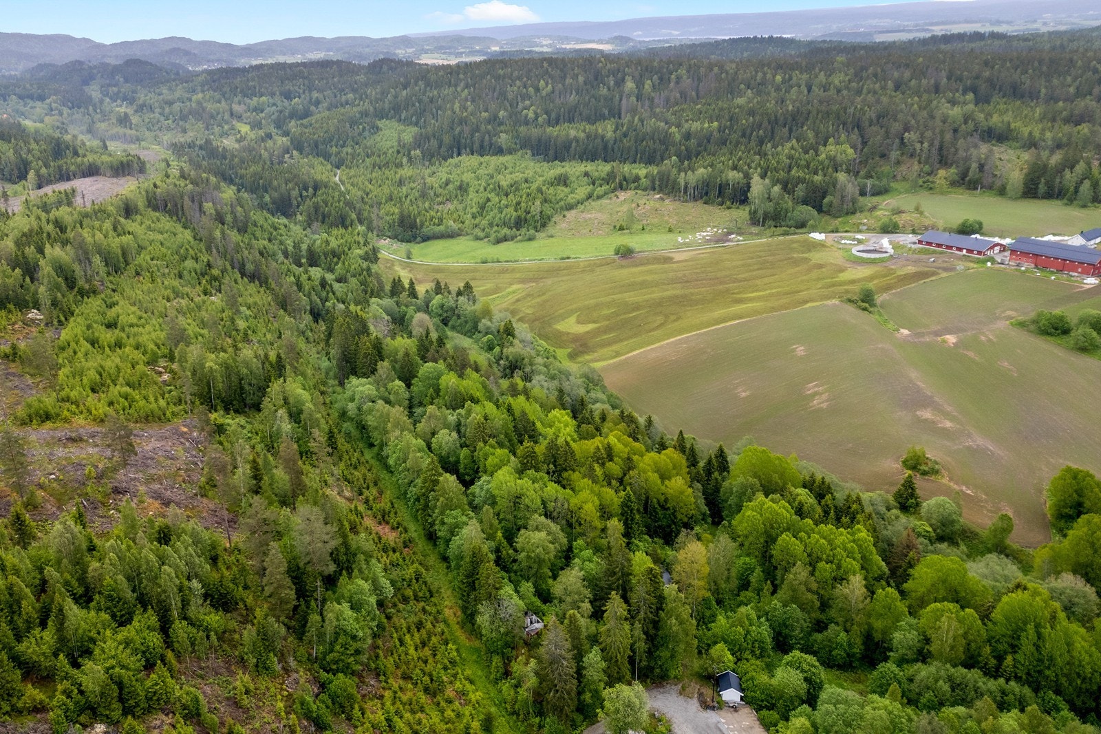 Tomten ligger kort vei fra Ytre Enebakk sentrum. Hvor det finnes flere servicefasiliteter. Galleribilde