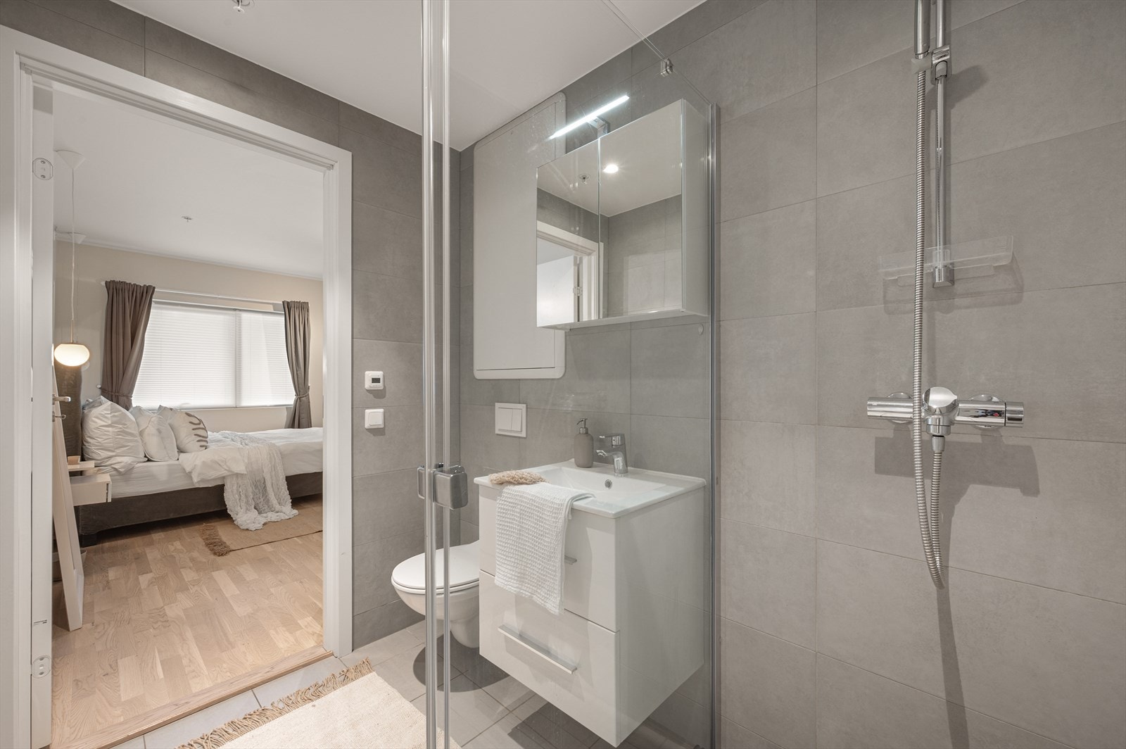 - Innredet med heldekkende servant, toalett og dusjhjørne - Galleribilde