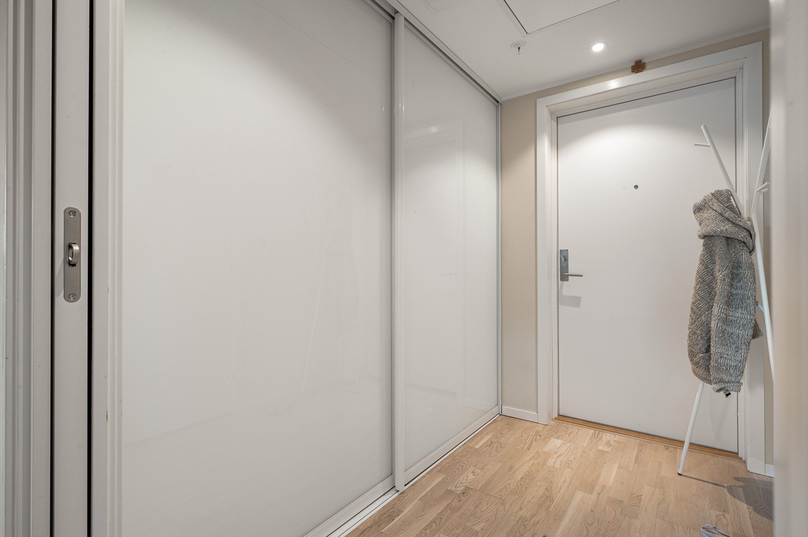 - Merk praktisk skyvedørsgarderobe som gir godt med lagringsplass for bla. yttertøy - Galleribilde