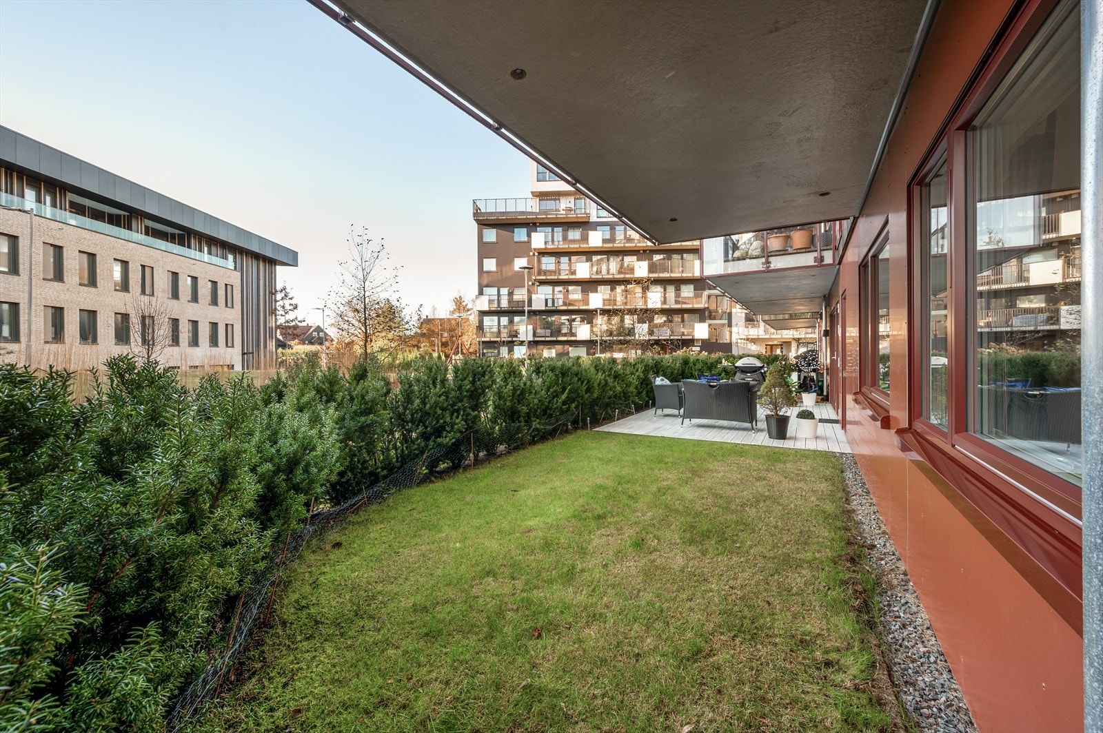 - Privat hage med hekk som er med på å skjerme for innsyn - Galleribilde