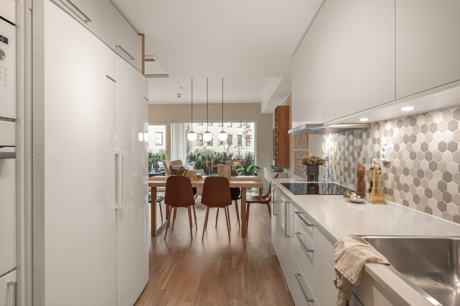 - Store vindusflater og generøs takhøyde sørger for en åpen og luftig atmosfære - Galleribilde