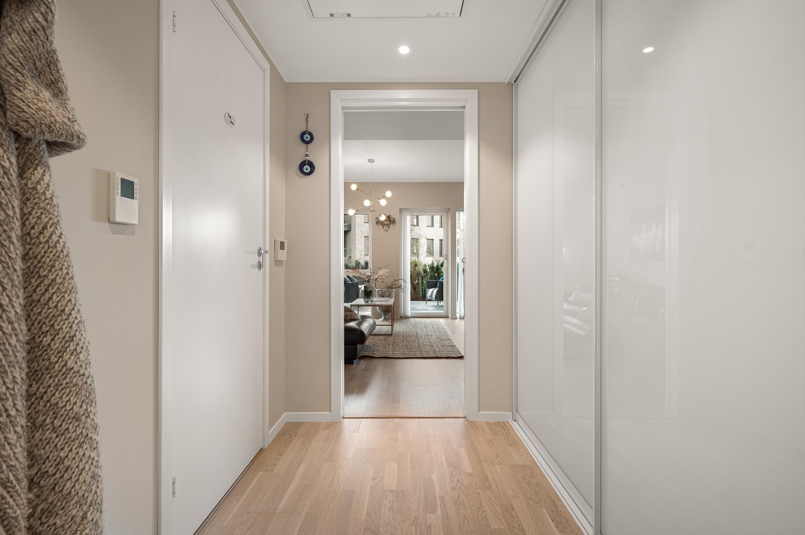 - Gangen er lys og innbydende, og gir et flott og representativt førsteinntrykk av boligen - Galleribilde