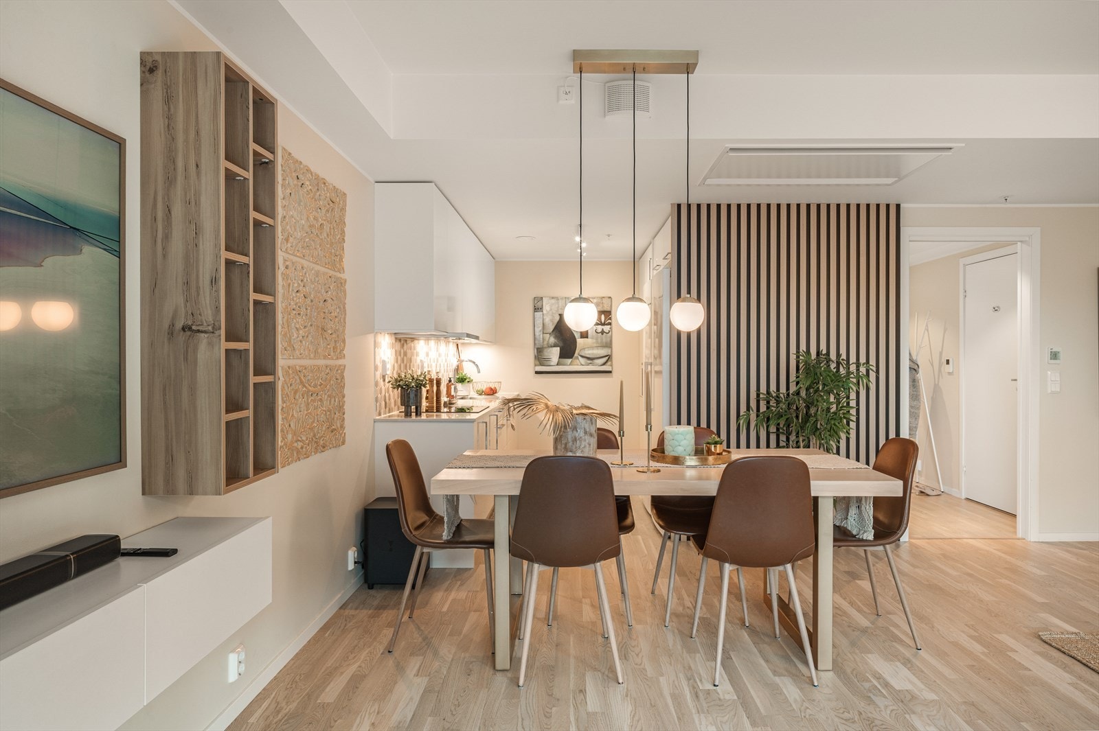 - Utformingen av oppholdsrommet gjør det lett å møblere med sofagruppe og spisebord i hver sin naturlige sone - Galleribilde