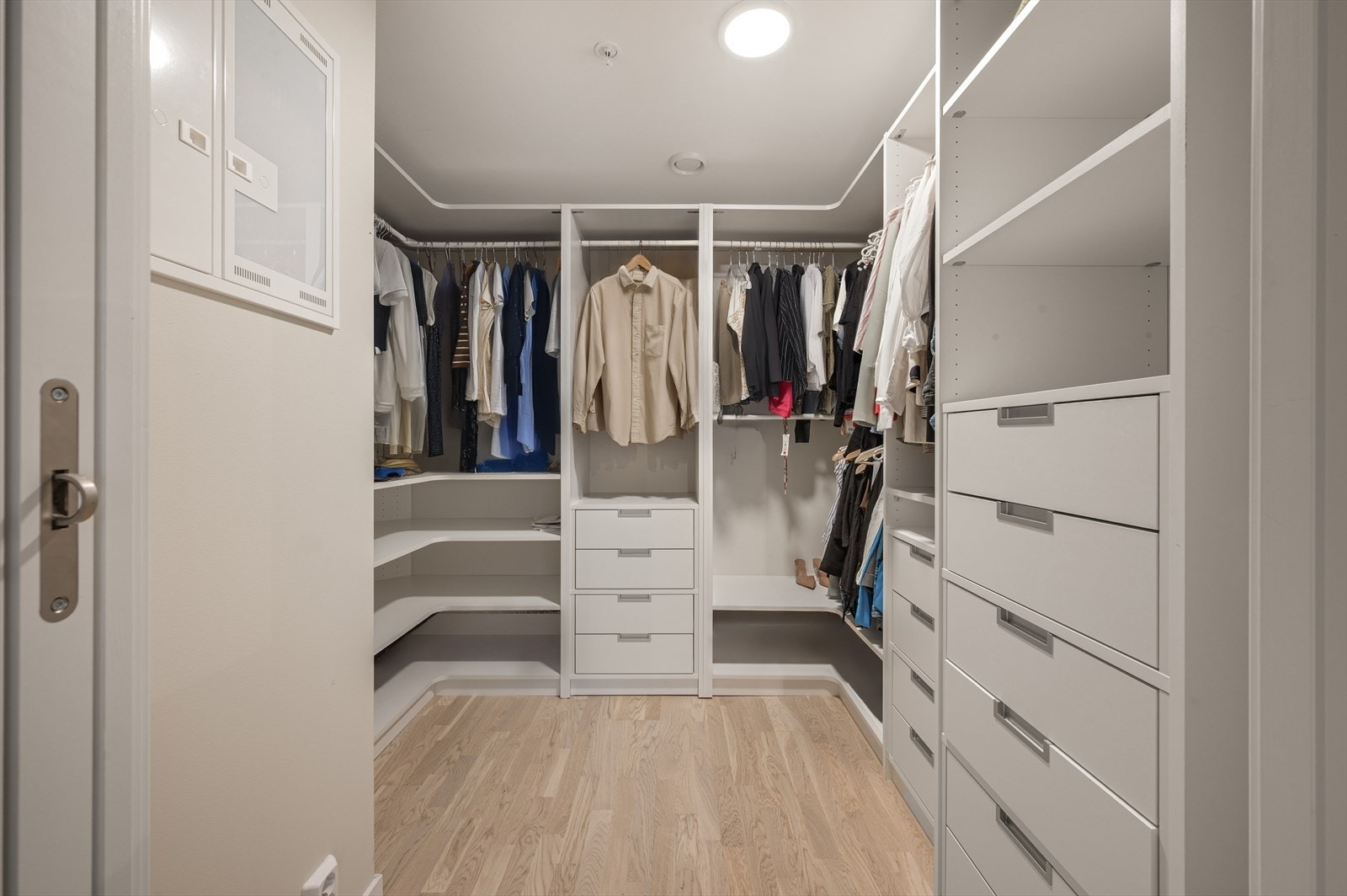 - Omkledningsrommet måler 5,2m². Merk garderobeløsning fra Amiga - Galleribilde