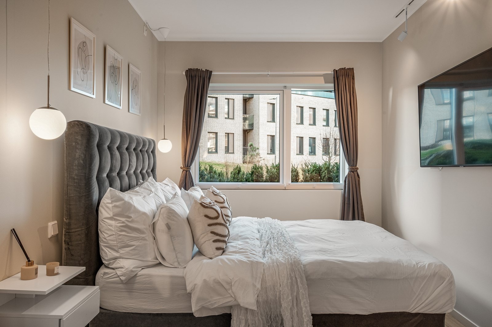 - Her har man god plass til dobbeltseng i ønsket størrelse og tilhørende møblement - Galleribilde