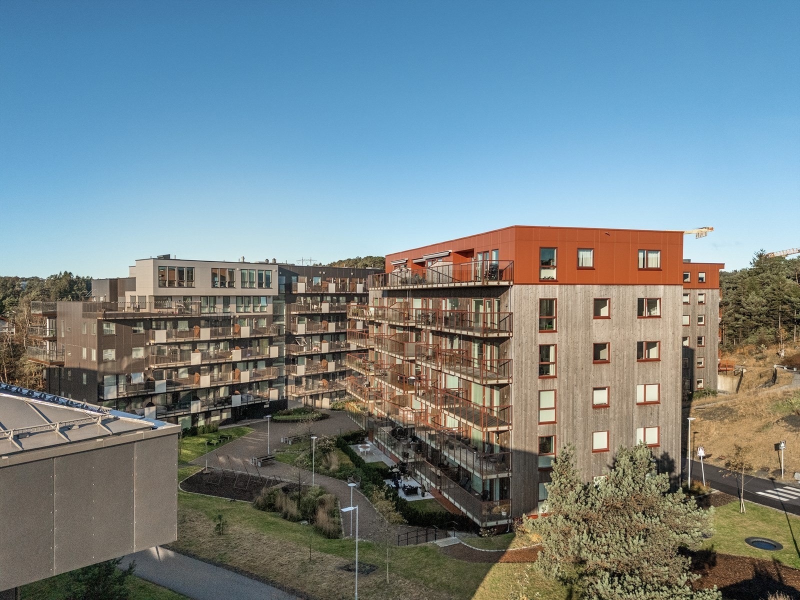 - Sameiets felles tomt er pent opparbeidet med grøntareal, stier og benker - Galleribilde