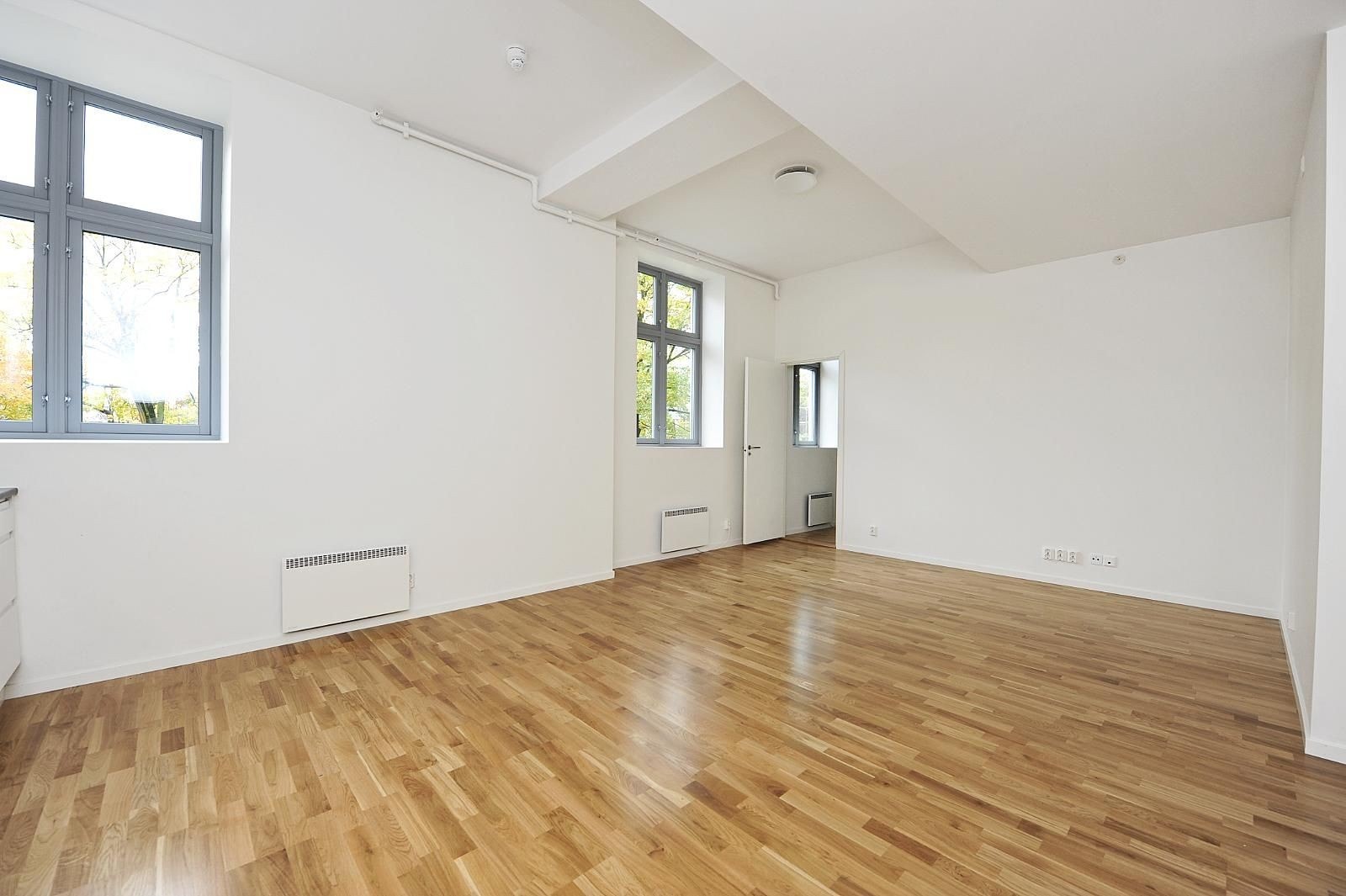 Stue - leilighetens stue/kjøkkenløsning er romslig - det er plass til både sofakrok og spisesone Galleribilde