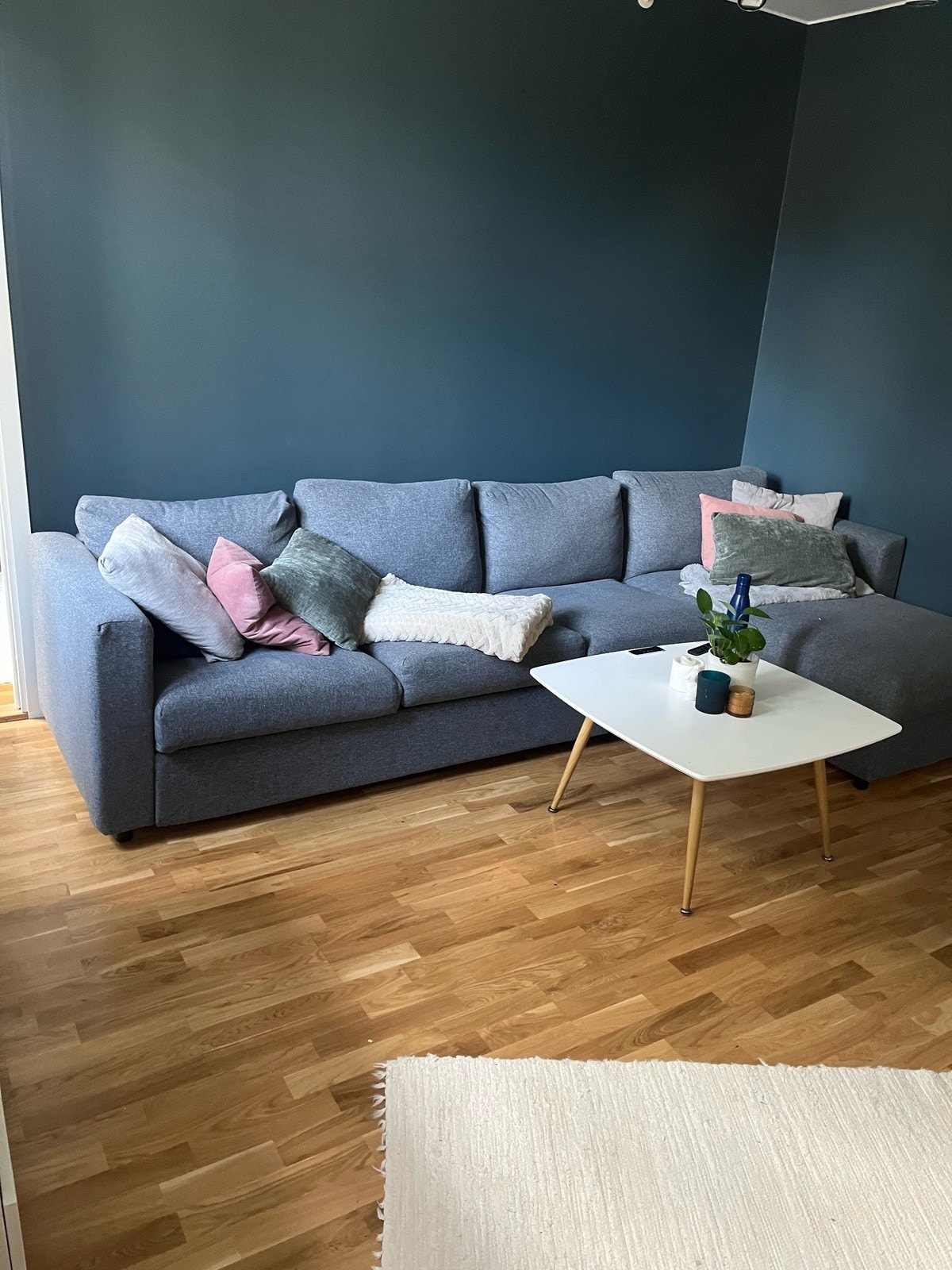 Stue/ kjøkken er malt i etterkant av fotografering. Galleribilde