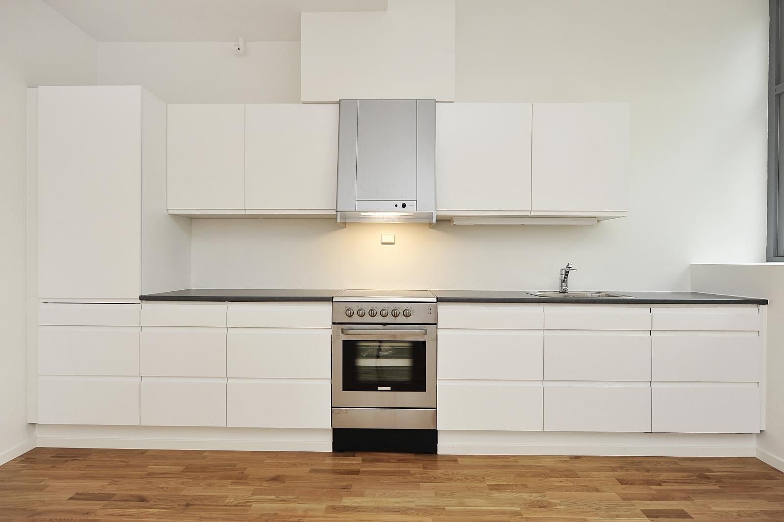 Kjøkken - kombiskap, komfyr og oppvaskmaskin medfølger Galleribilde