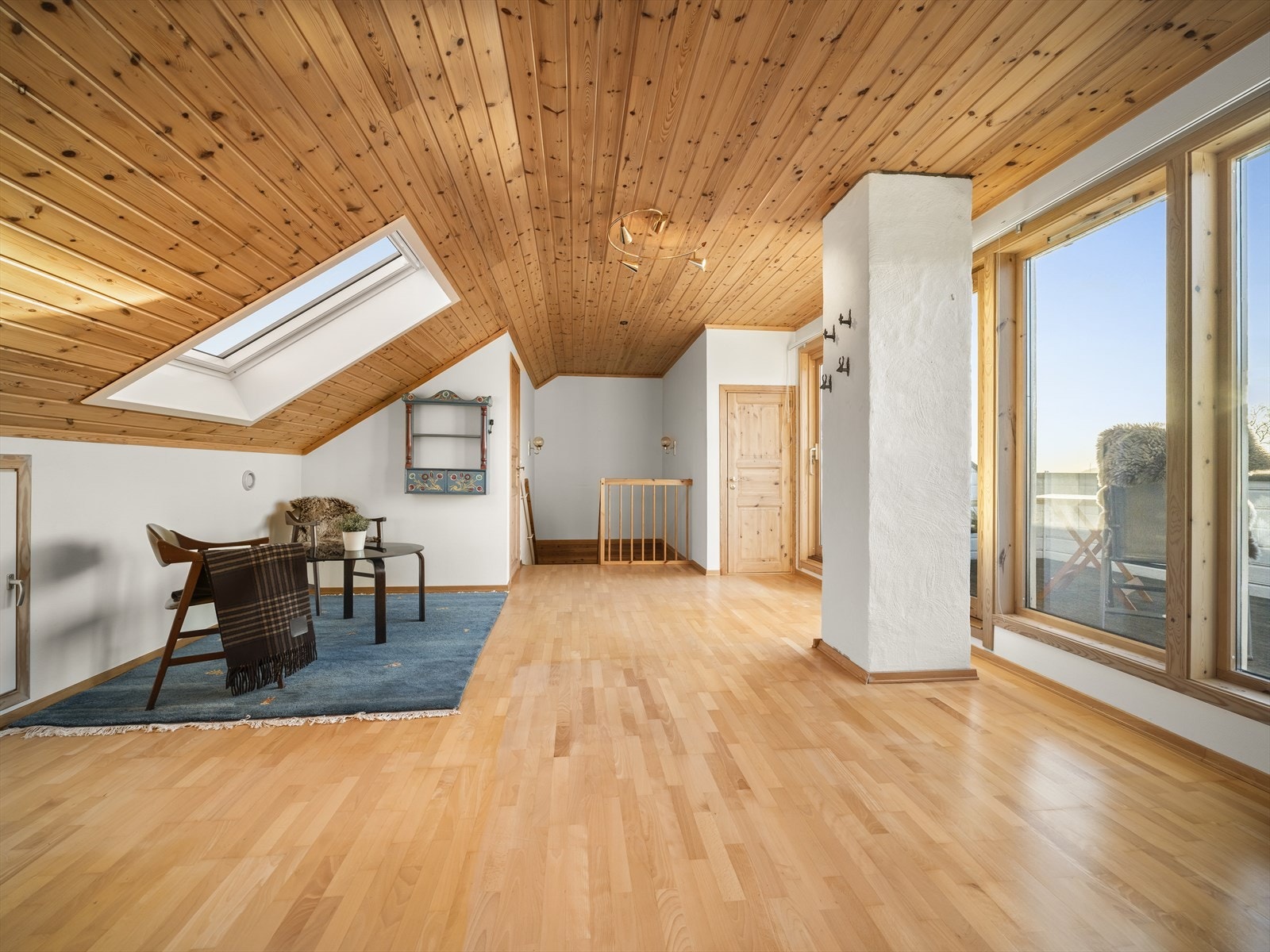 Store og lyse vinduer med utgang til veranda Galleribilde