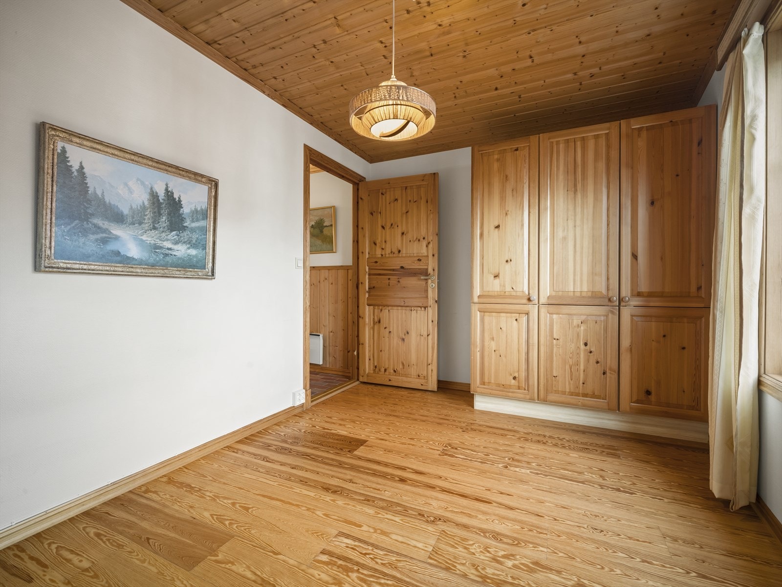 Det er god plass til både dobbeltseng og garderobe. Galleribilde