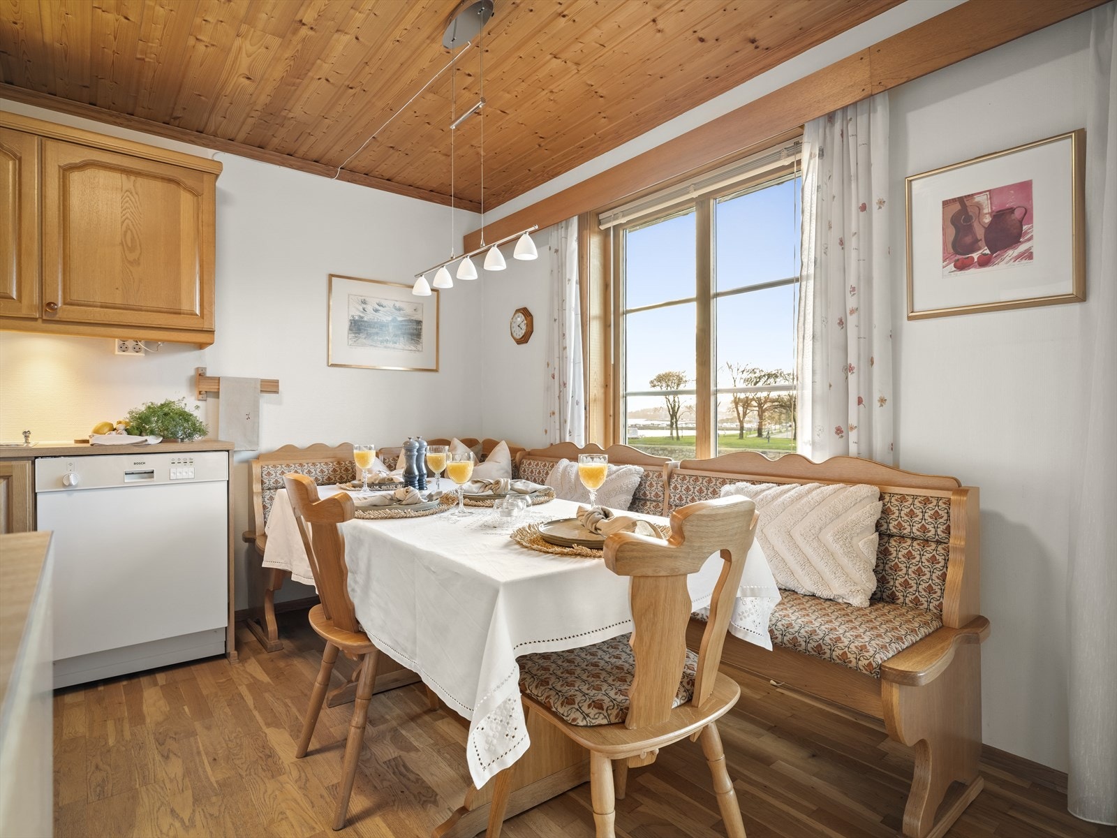 Spisestuen ligger i tilknytning til kjøkkenet og gir en sosial og åpen romfølelse. Galleribilde