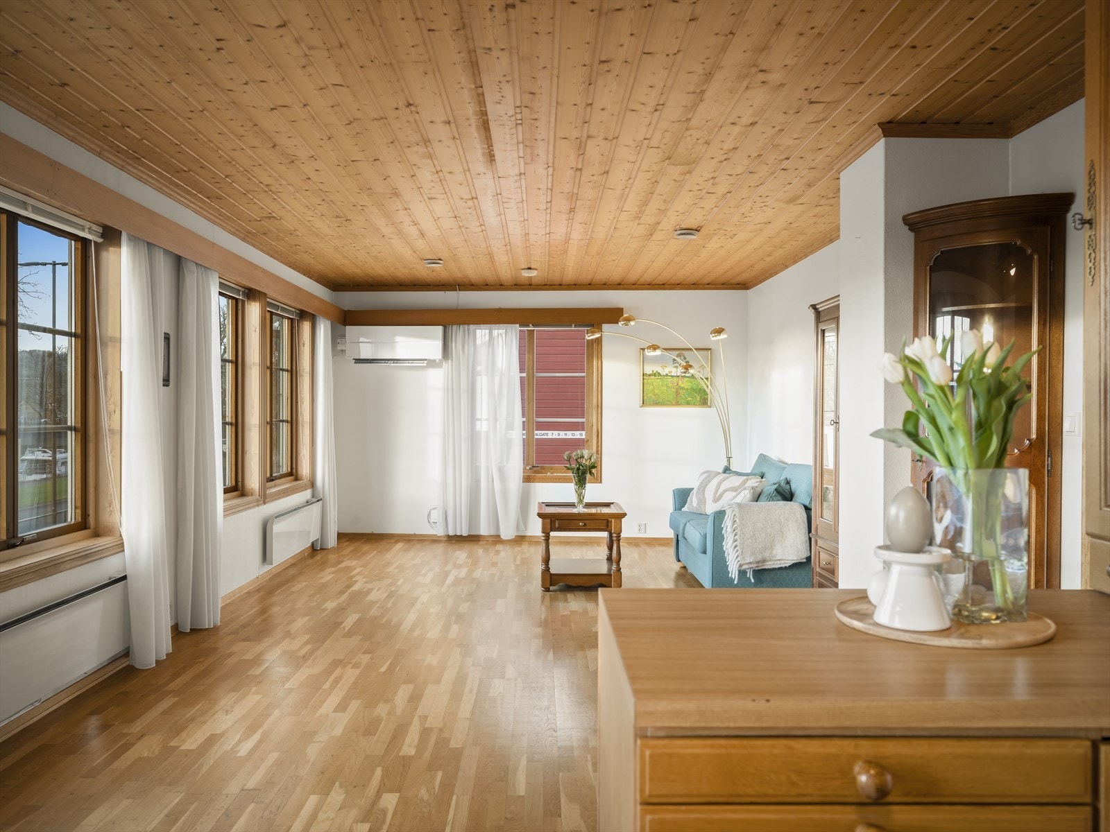 Et innbydende oppholdsrom som kombinerer lys, komfort og tidløs stil. Galleribilde