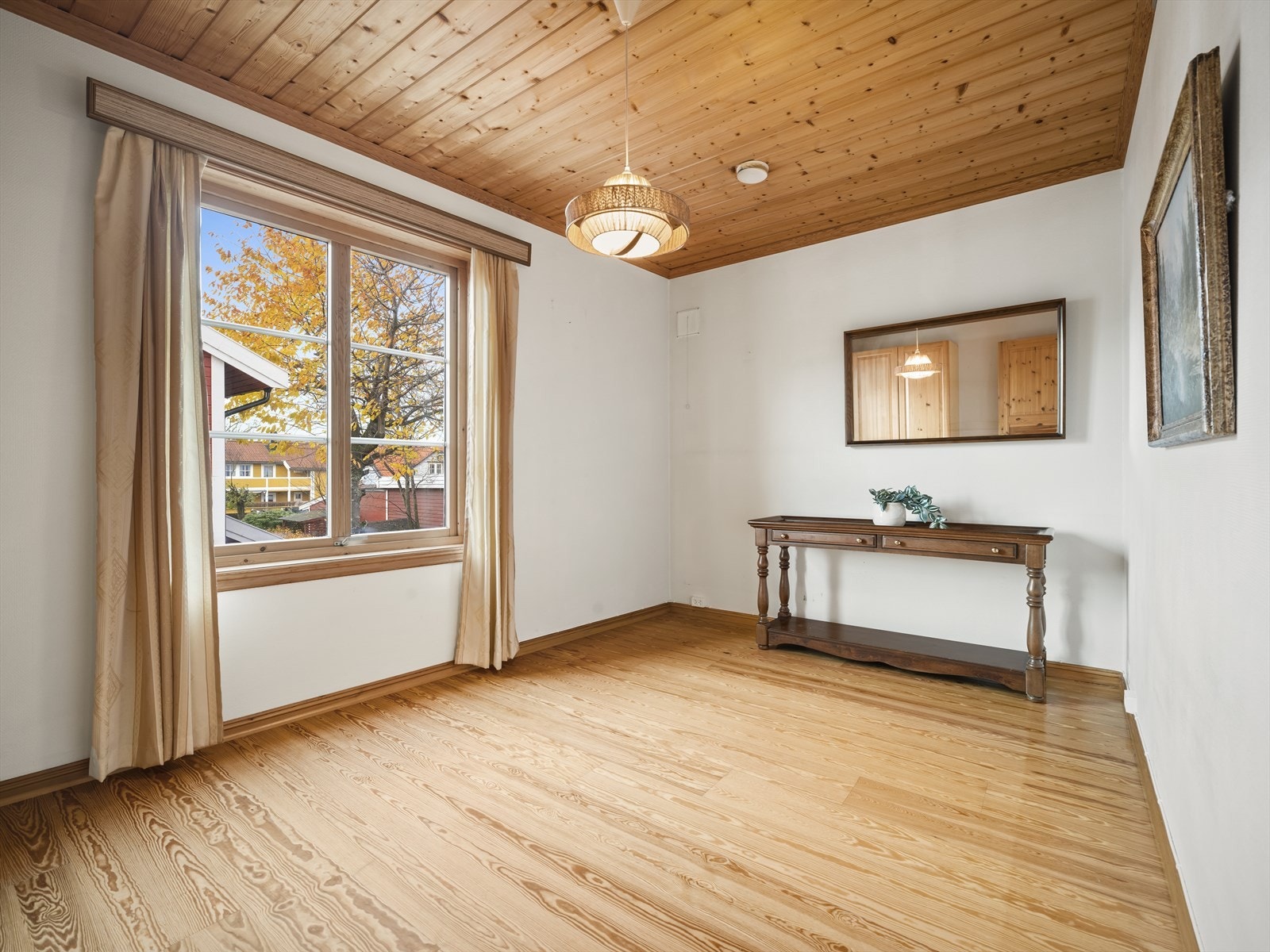 Hovedsoverommet har rolige fargetoner og store vinduer som slipper inn naturlig lys. Galleribilde