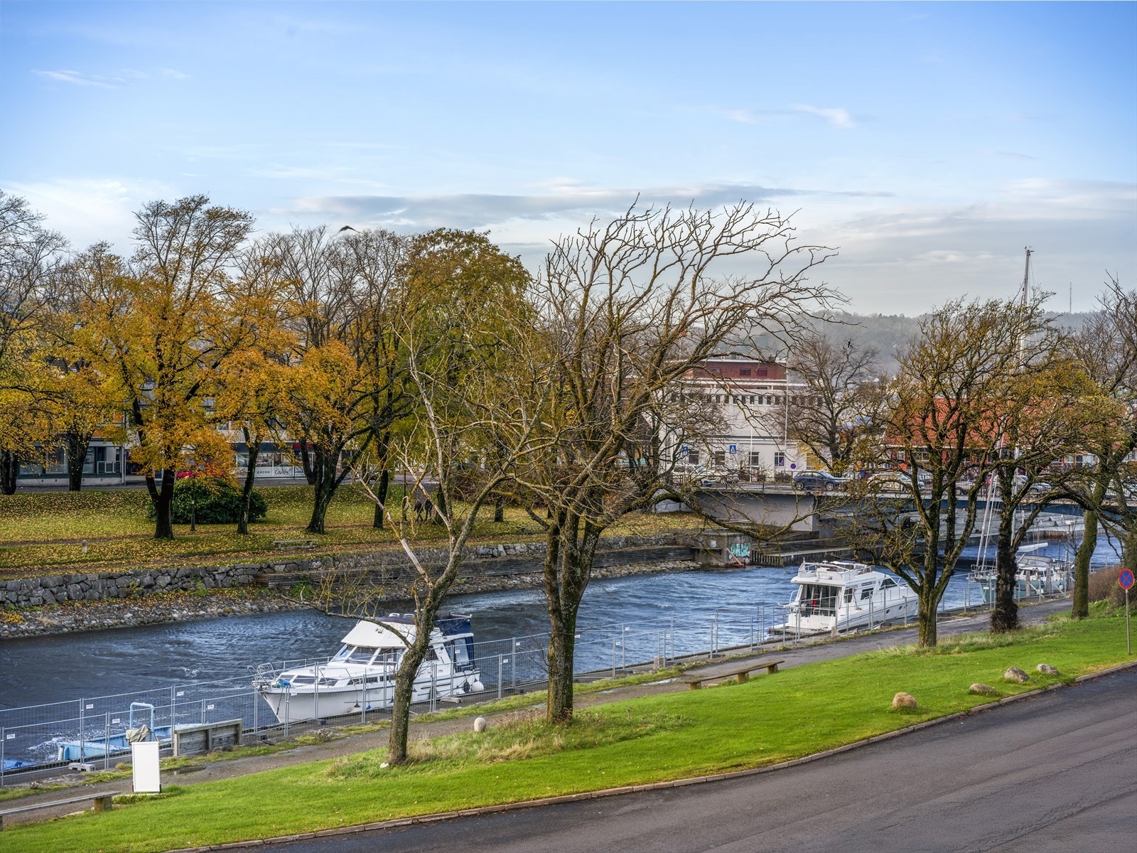 Kort vei til E6, Bastøfergen og gode togforbindelser gjør beliggenheten perfekt for pendlere. Galleribilde