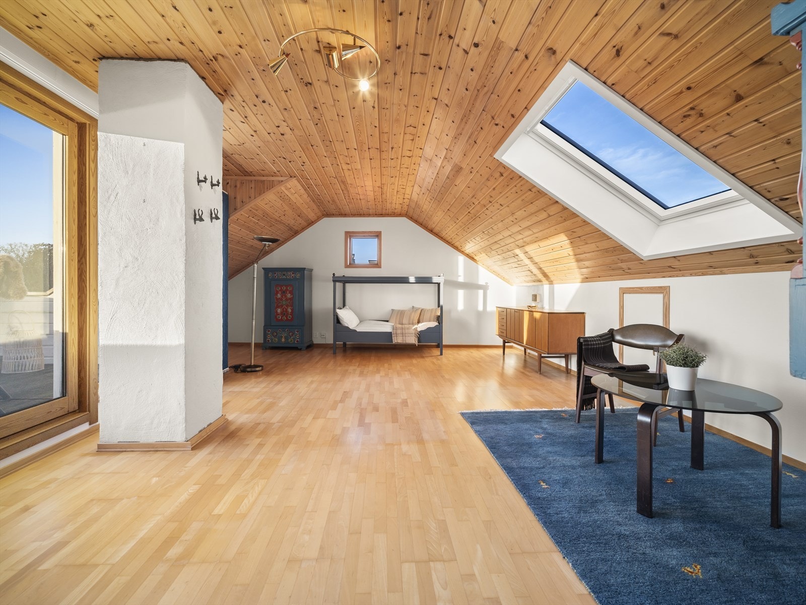 Takvinduene slipper inn flott dagslys og gir rommet en luftig følelse. Galleribilde