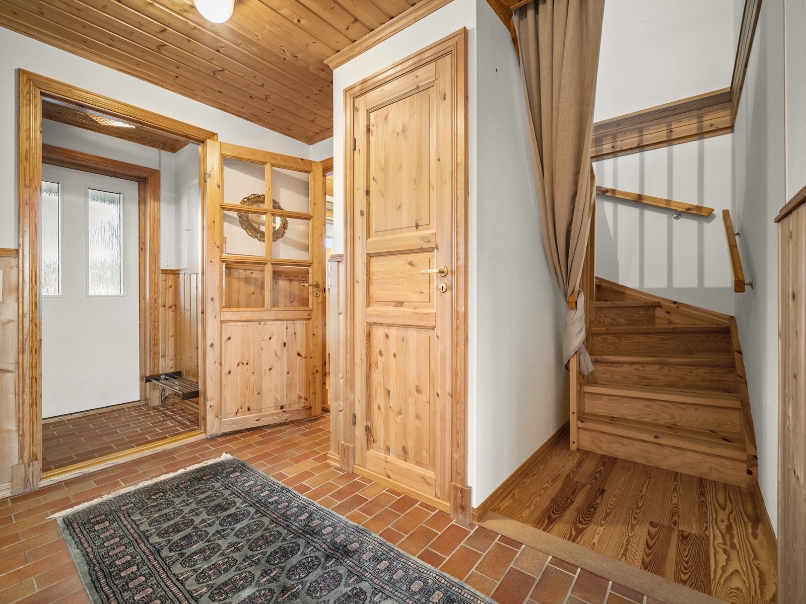 Romslig gang som fungerer som knutepunkt for leiligheten. Galleribilde