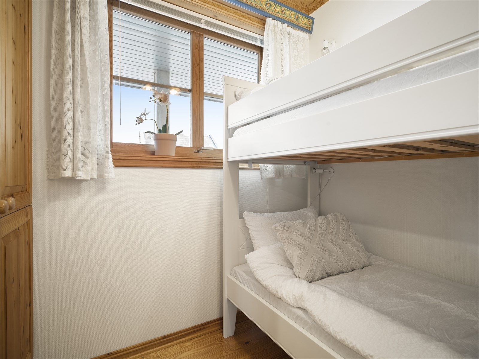 Rommet har garderobe Galleribilde