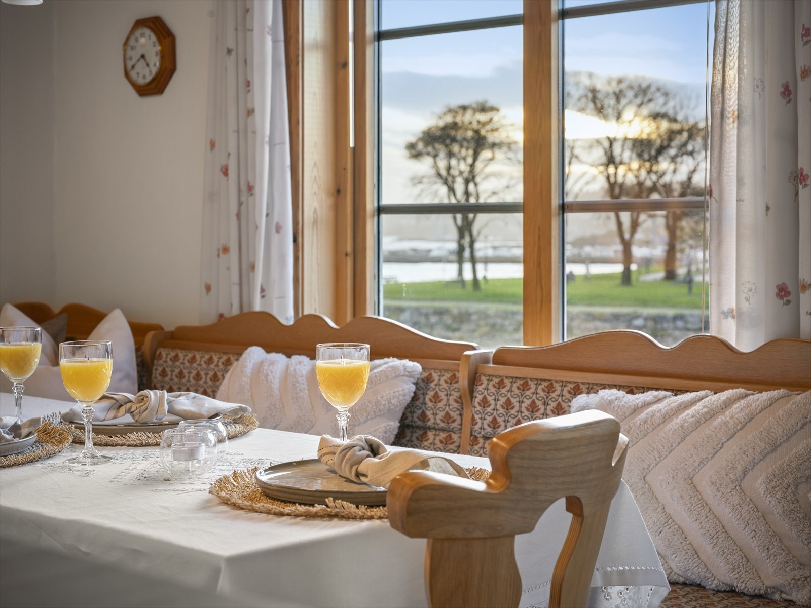 Hyggelig spiseplass med plass til gjester. Galleribilde