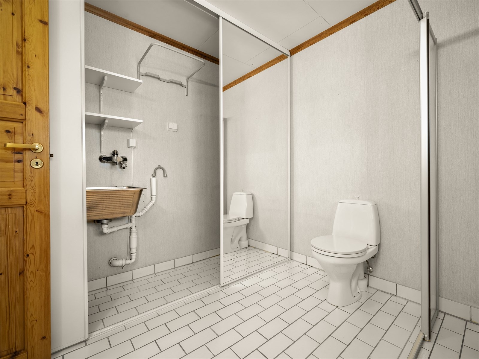 Praktisk baderom med varmtvannsbereder, opplegg for vaskemaskin og naturlig ventilasjon. Galleribilde