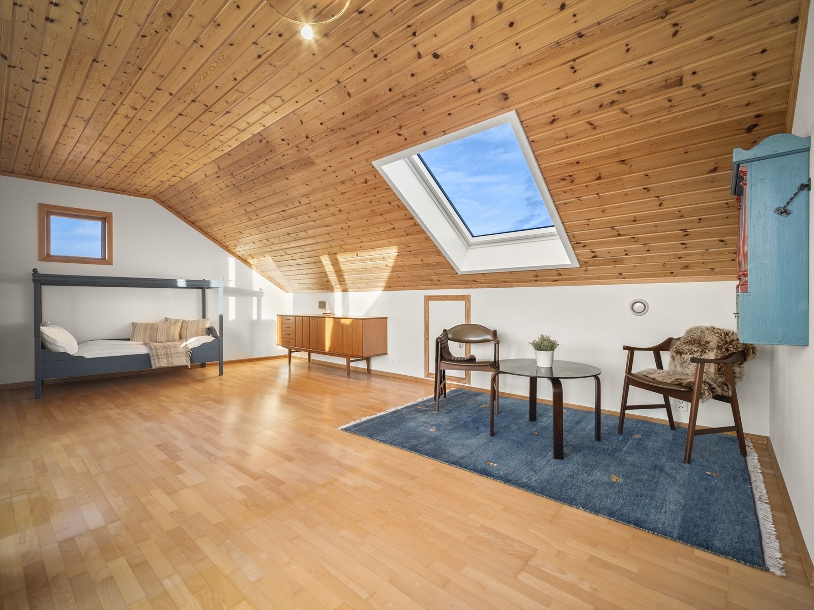 Her har du en egen rolig sone med naturlig lys og lune overflater. Galleribilde