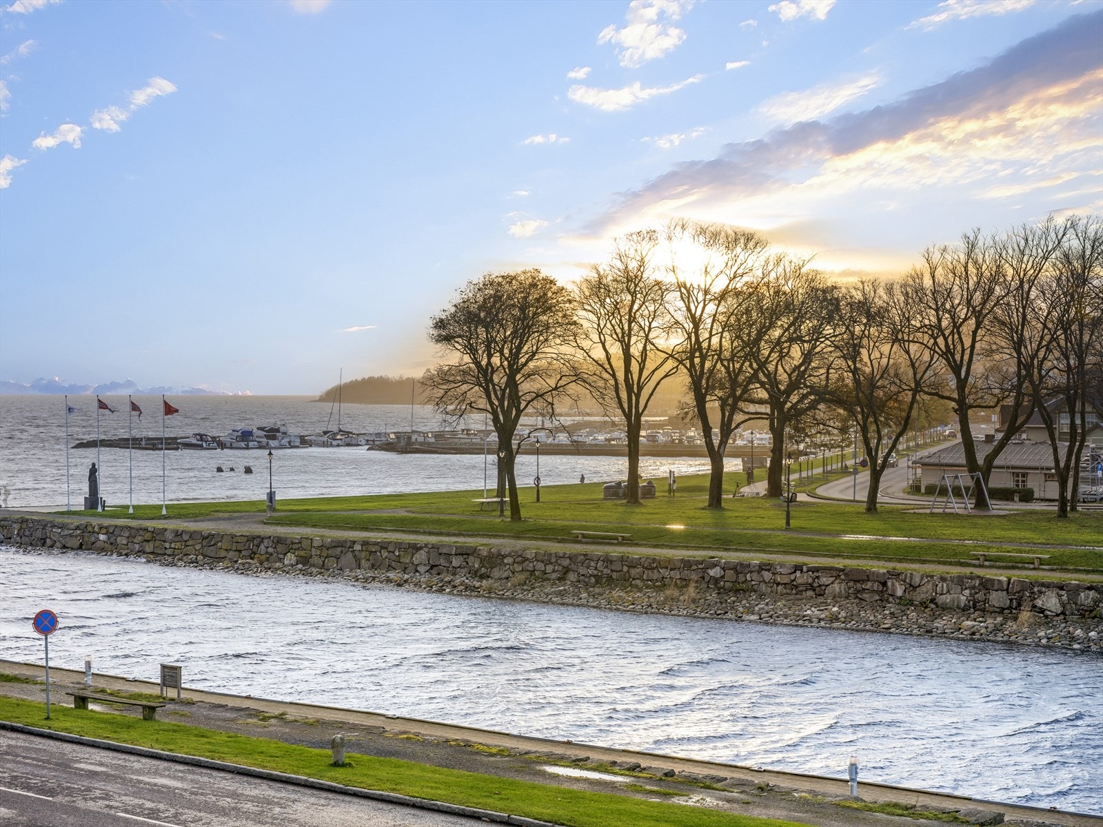 Kanalparken og Sjøbadet ligger like ved og byr på bading, sol og hyggelige turstier langs vannet. Galleribilde