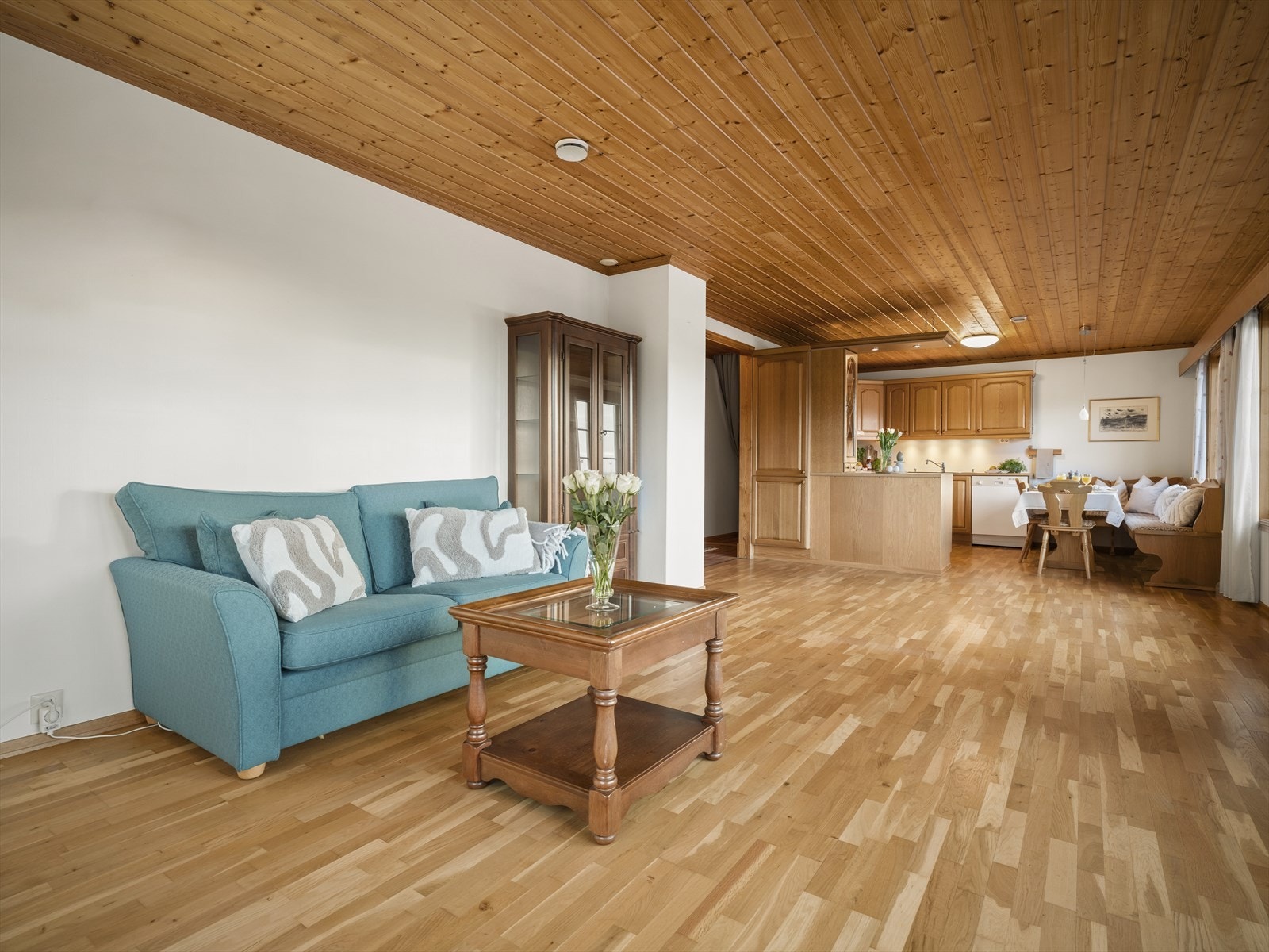 Klassisk stue med varme toner, naturlig lys og behagelig atmosfære. Galleribilde