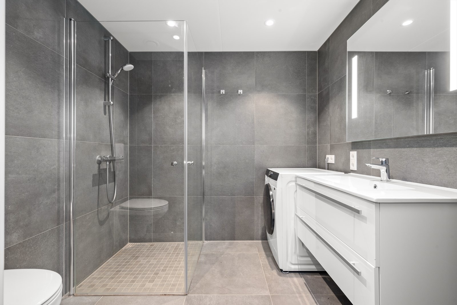 Romslig bad med flis på vegg og gulv, samt gulvvarme! Galleribilde