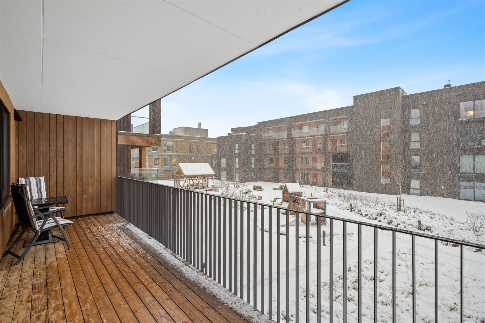 Fra stua er det direkte utgang til en romslig balkong på hele 24kvm! Galleribilde