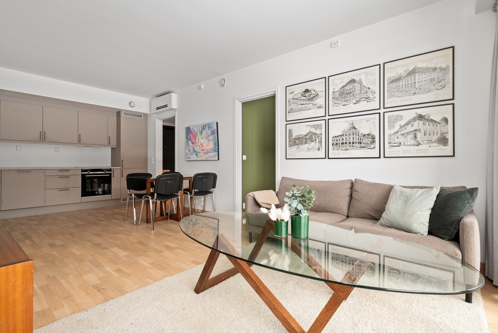 Meget romslig åpen stue- og kjøkkenløsning Galleribilde