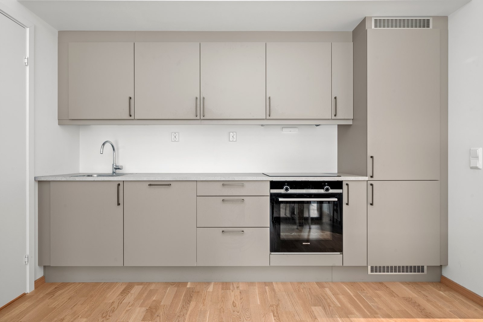 Meget flott kjøkken fra HTH med god skap og benkeplass Galleribilde