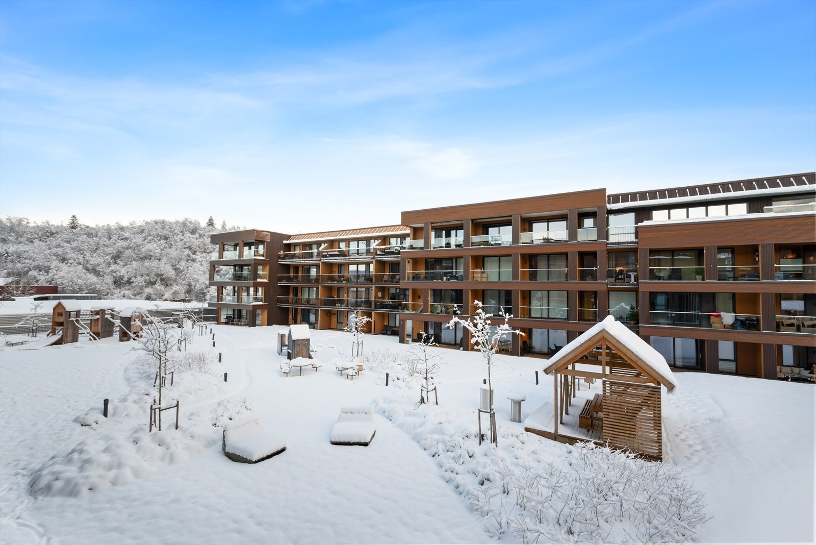 Stort fellesområde og hage like utenfor leiligheten Galleribilde