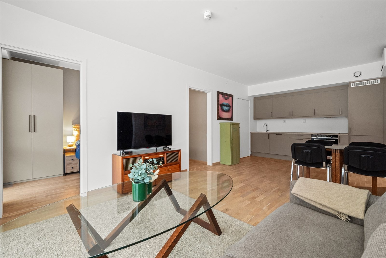 Leiligheten byr på oppgradert kjøkken, fjernvarme, og en meget romslig balkong! Galleribilde