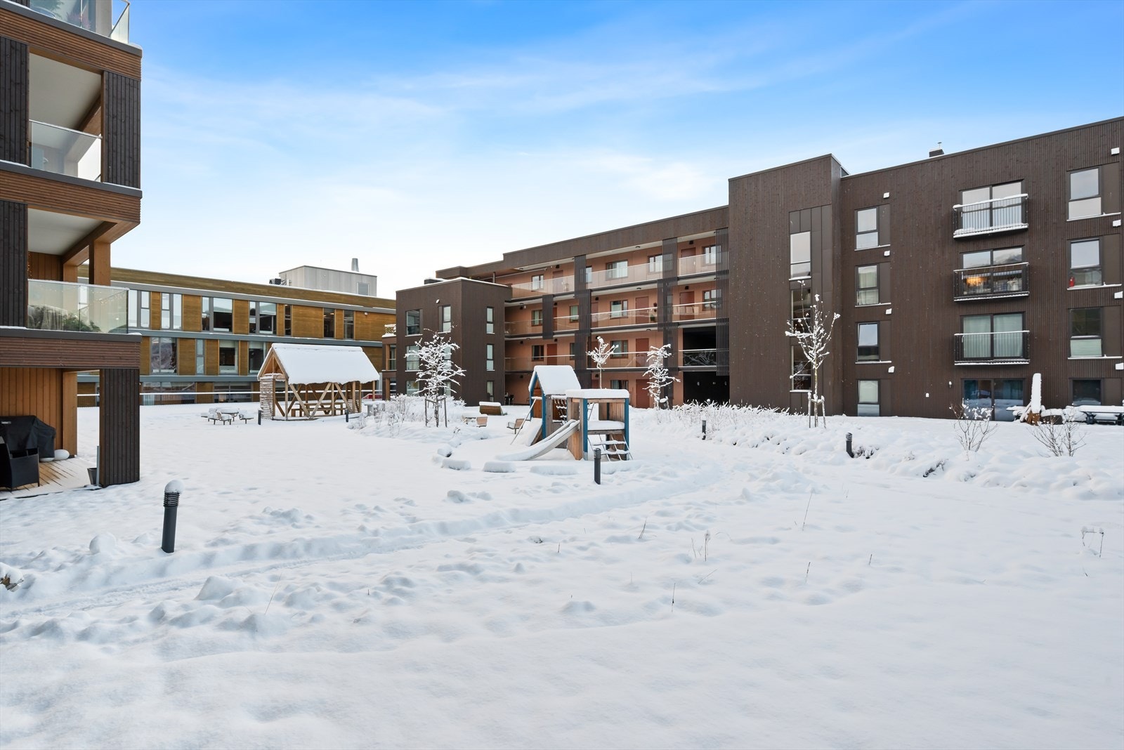 I kort gange fra leiligheten har du godt kollektivtilbud, som gjør at du ikke er avhengig av bil og lettere kan forflytter deg til bl.a. Trondheim, Værnes, etc Galleribilde