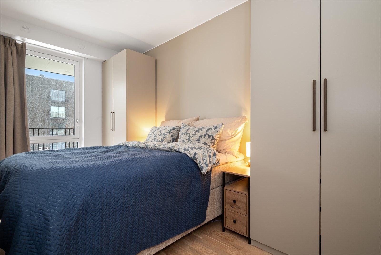 Hovedsoverom med rikelig med garderobe Galleribilde