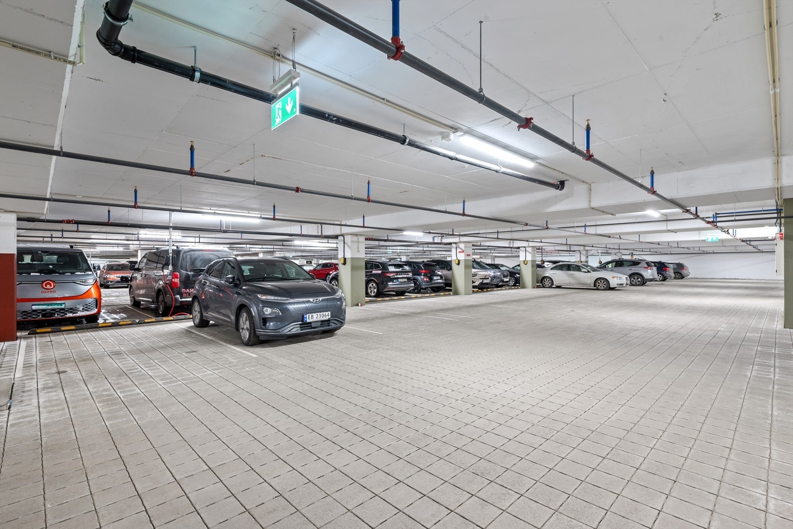 Det medfølger fast parkeringsplass i kjeller med EL-bil lader, samt bod Galleribilde