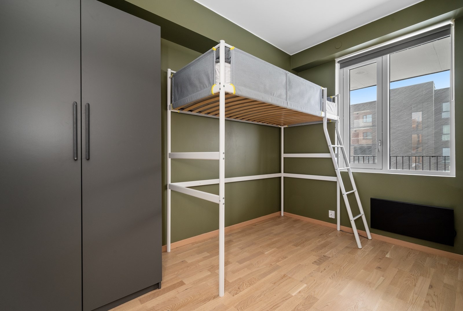 Leiligheten har to romslige soverom med garderobeløsning! Galleribilde