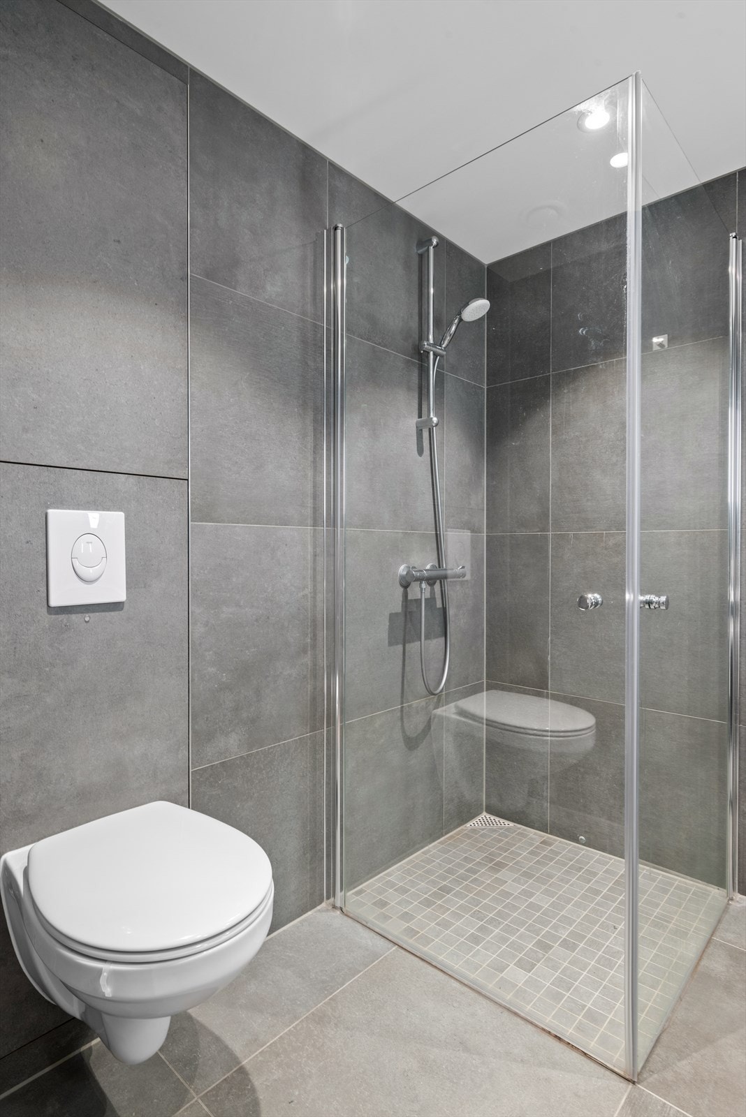 Utstyrt med innfellbare dusjdører, servantskap, veggmontert wc, opplegg for vaskemaskin, rørfordelingsskap og mekanisk avtrekk. Galleribilde