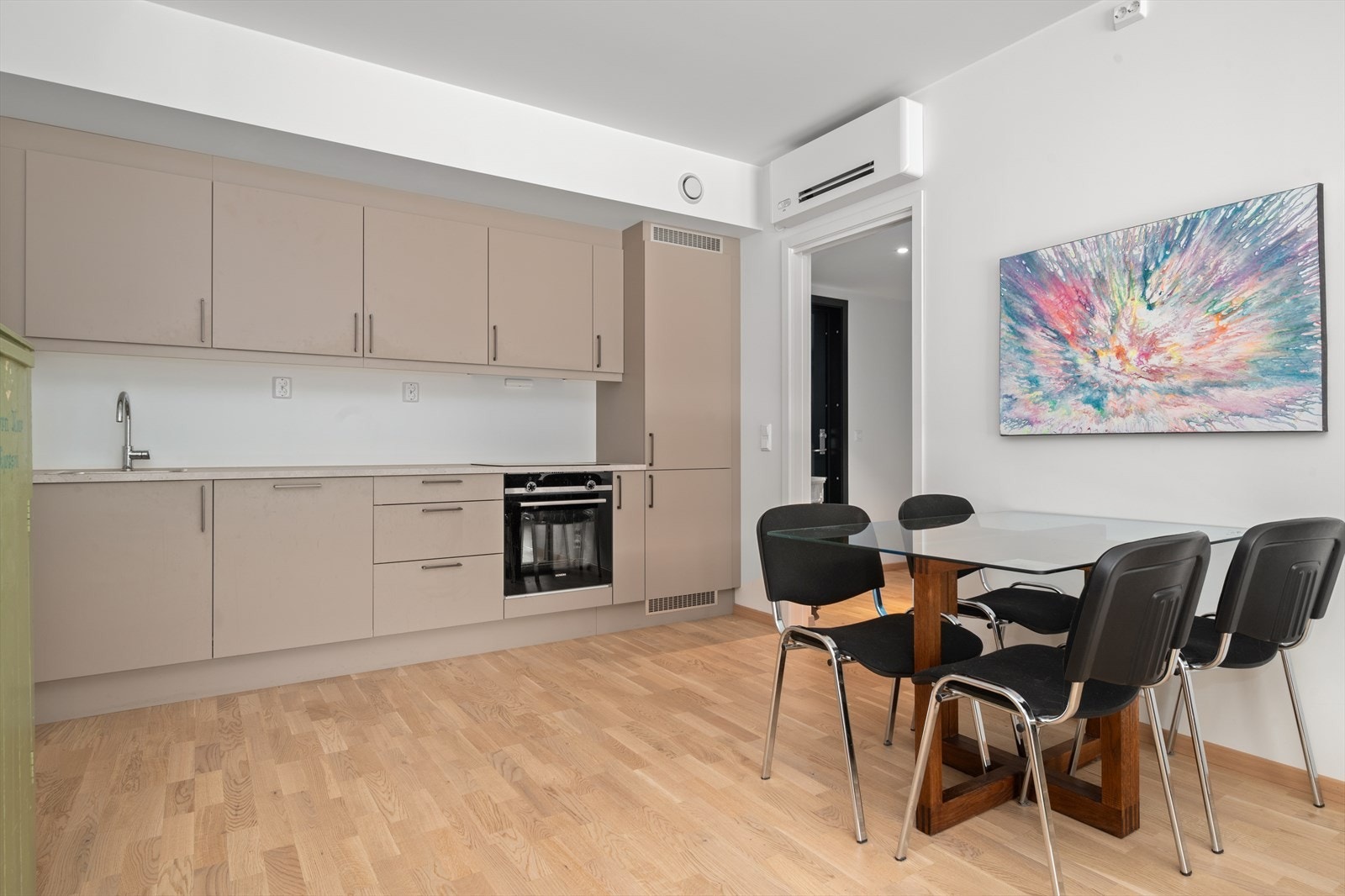 Innredning med mekanisk avtrekksvifte over stekesonen. Det er integrert kjøl/fryseskap, stekovn, platetopp og oppvaskmaskin. Galleribilde