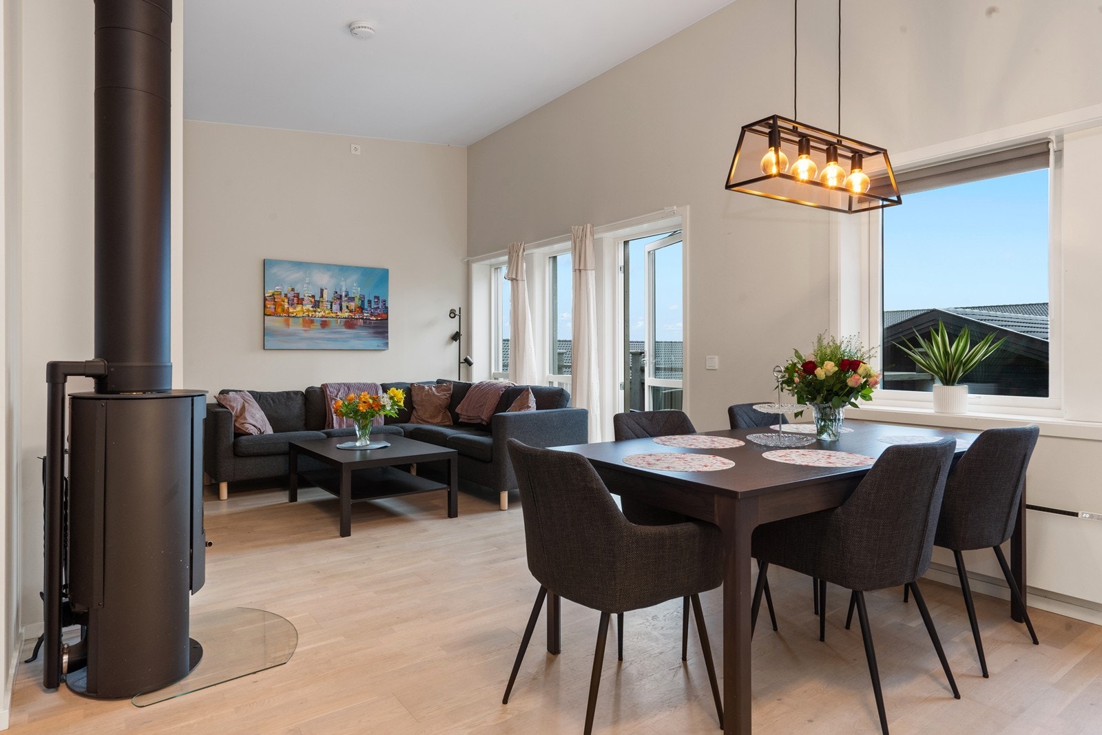 Stuen har store vindusflater og utgang til en solrik balkong. Galleribilde