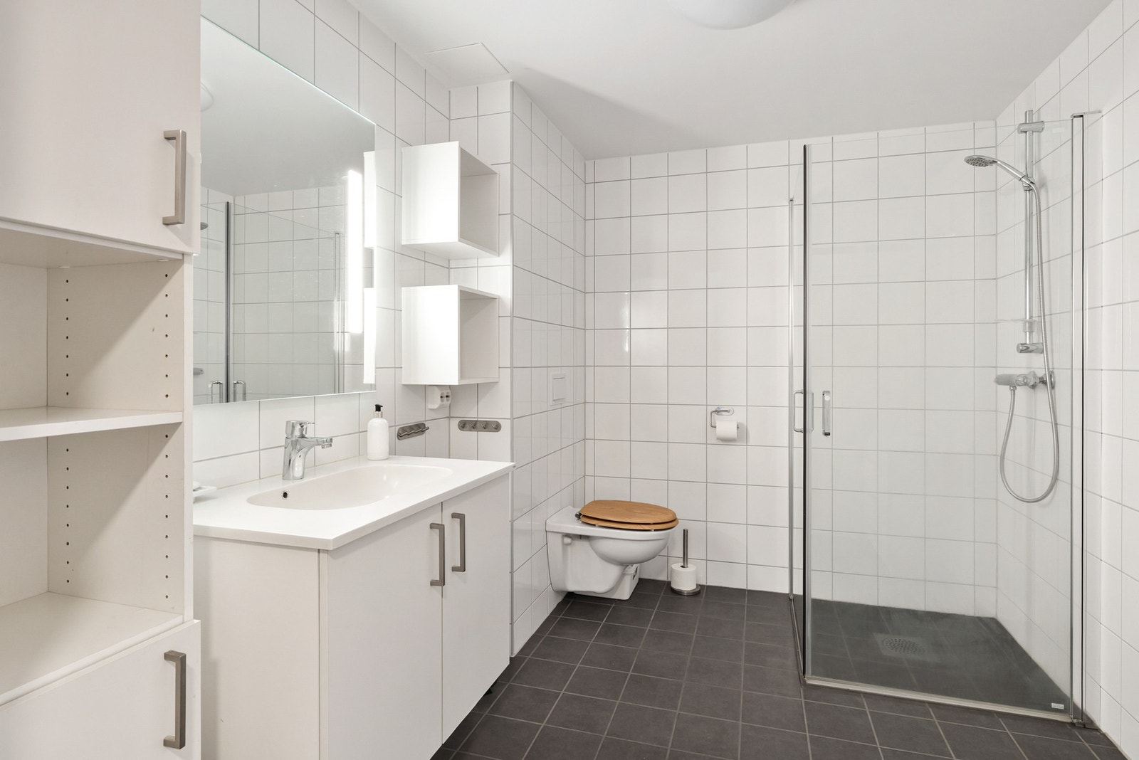 Romslig bad flislagte gulv og vegger Galleribilde