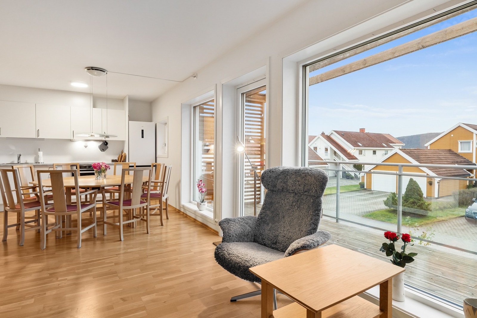 Fra stuen er det utgang til en hyggelig balkong Galleribilde