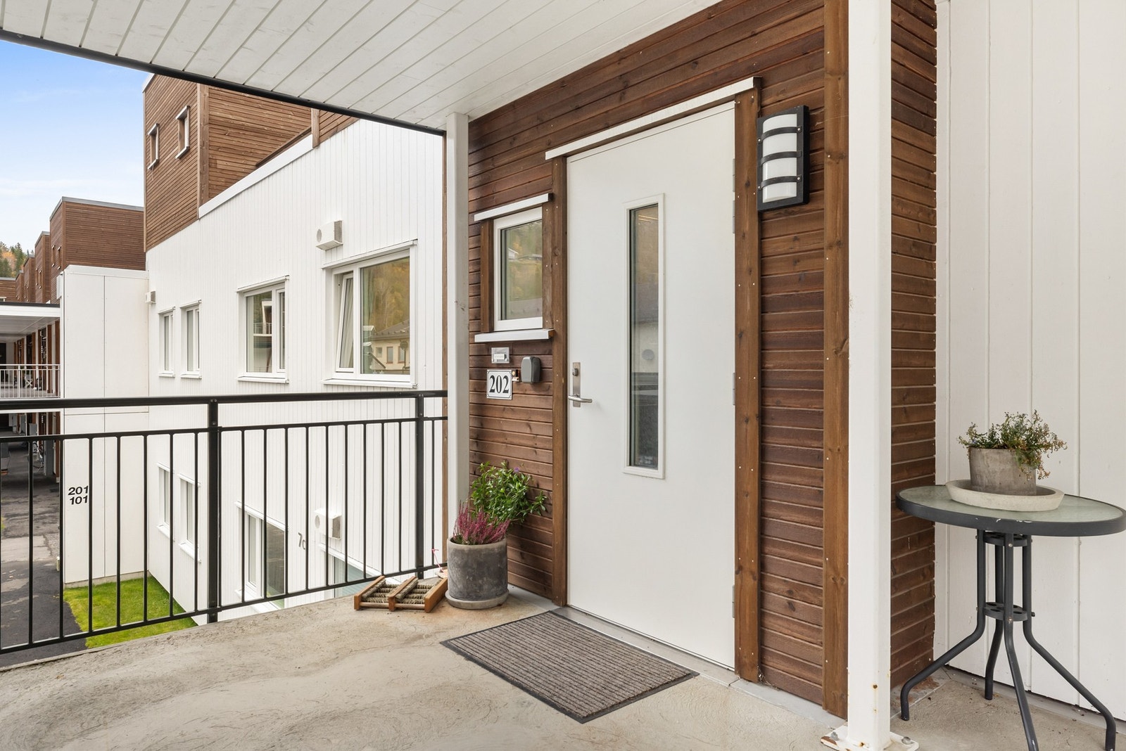 Skjermet og takoverbygd inngangsparti som gir et hyggelig førsteinntrykk Galleribilde