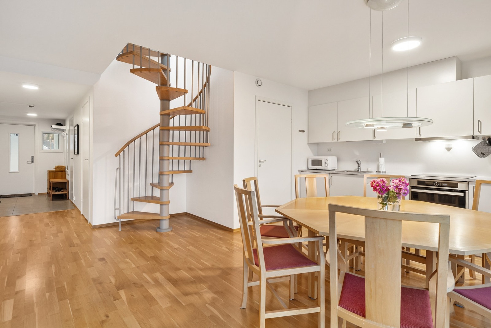 En elegant vindeltrapp fører deg opp til leilighetens øverste etasje Galleribilde