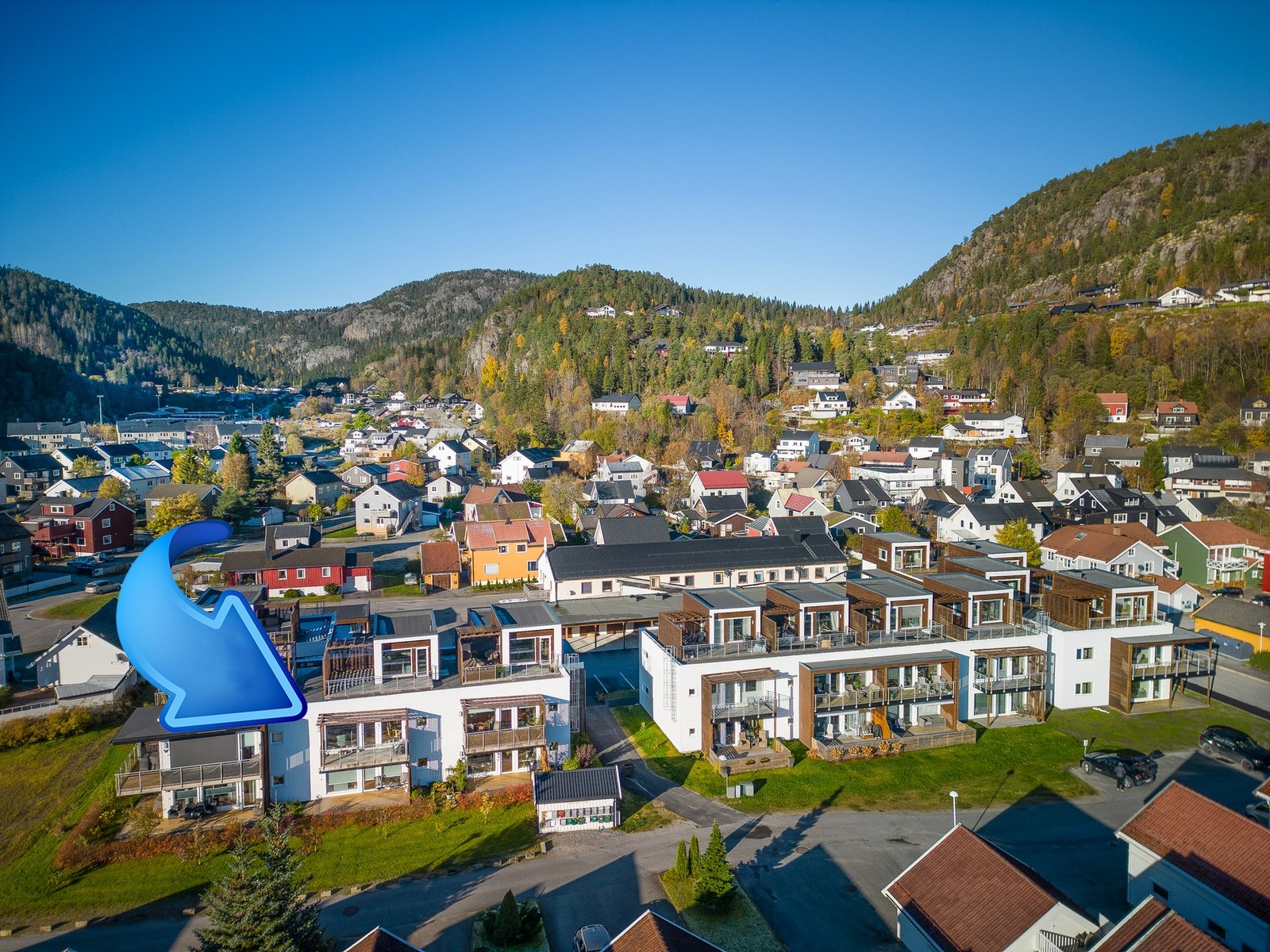 Leilighen ligger i 2.etasje, og byr også på loftstue og romslig takterrasse Galleribilde