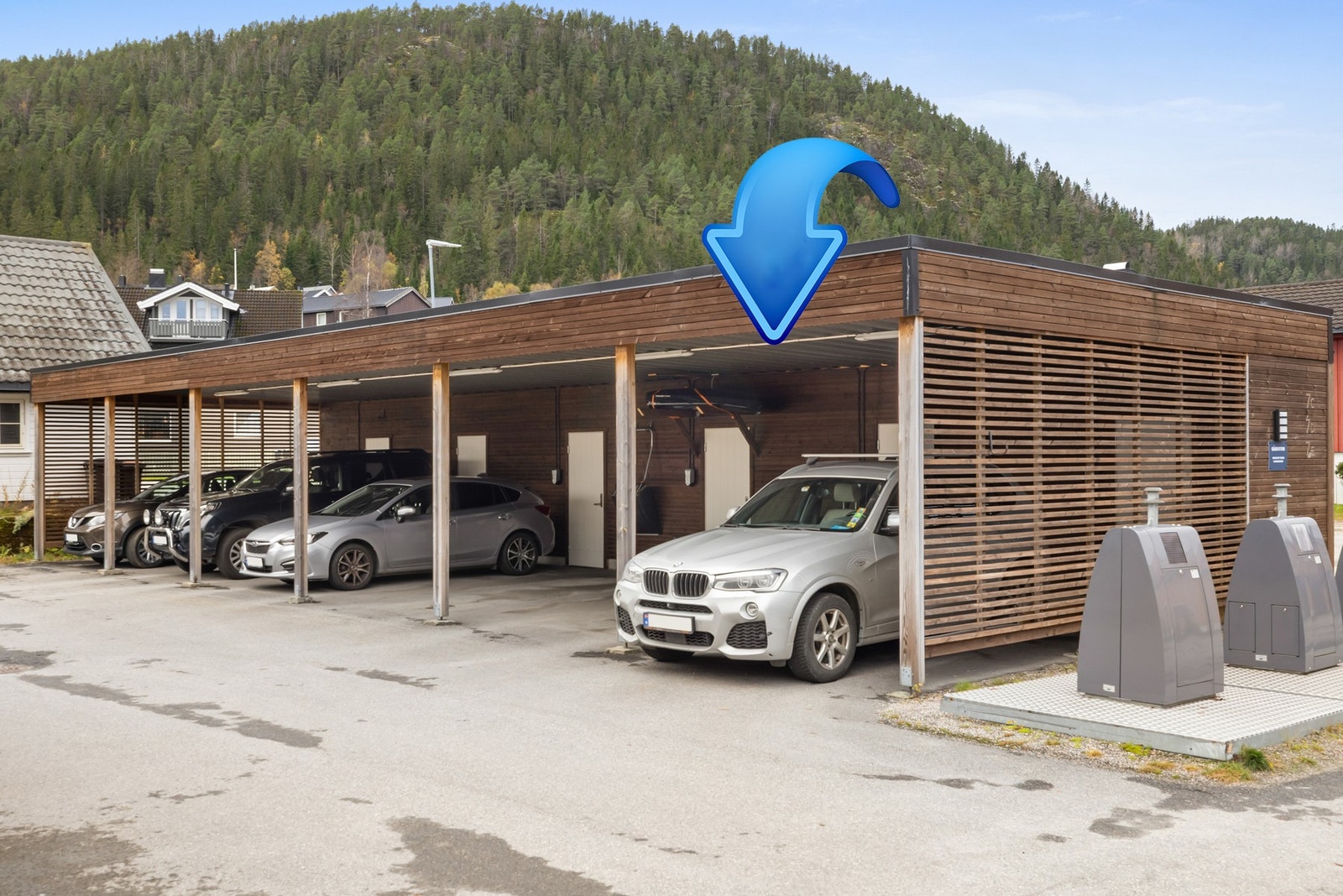 Parkering i egen carport. Tilhørende praktisk bod for lagring Galleribilde