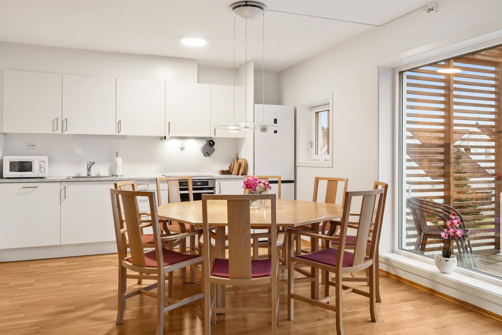 Spisesonen binder kjøkken og stue fint sammen og skaper en sosial sone i rommet Galleribilde